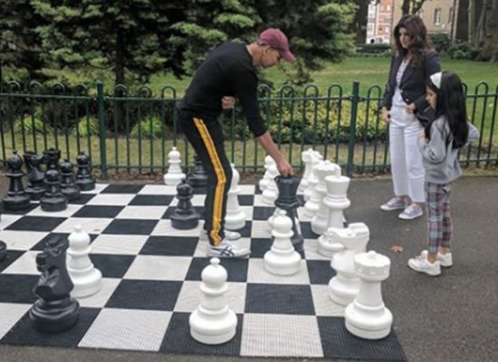 Twinkle Khanna to play chess with hubby Akshay Kumar and daughter Nitara! Twinkle Khanna to play chess with hubby Akshay Kumar and daughter Nitara!