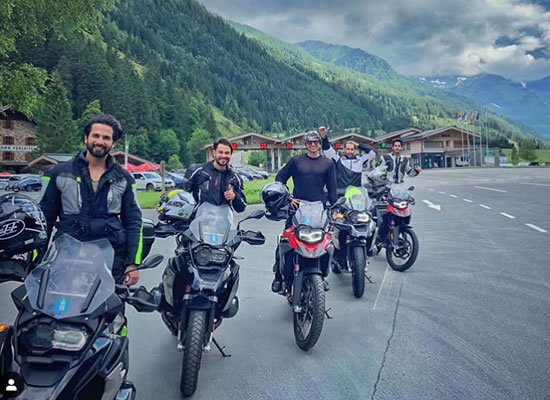 Shahid Kapoor, Kunal Kemmu and Ishaan Khatter strike a cool pose in Switzerland! Shahid Kapoor, Kunal Kemmu and Ishaan Khatter strike a cool pose in Switzerland!