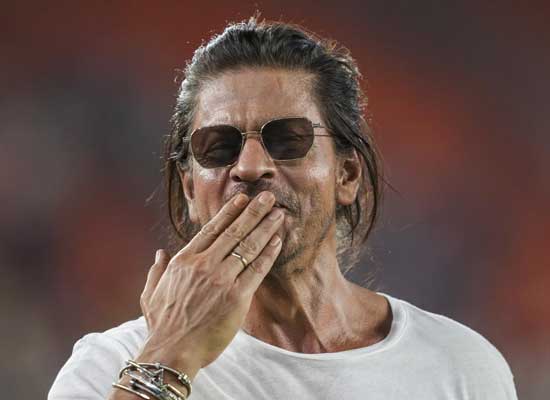 SRK to announce he has finally quit smoking after 30 years!