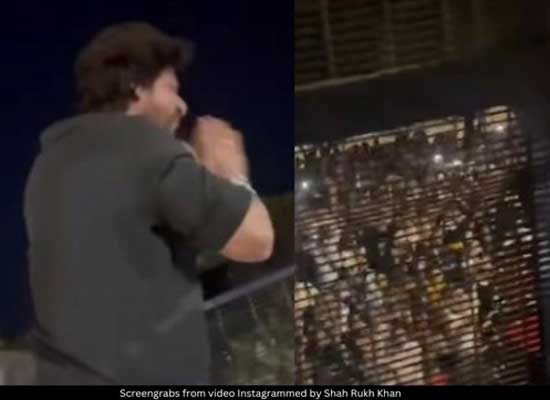 SRK comes to balcony of Mannat for greeting fans ahead of 'Pathaan' release!