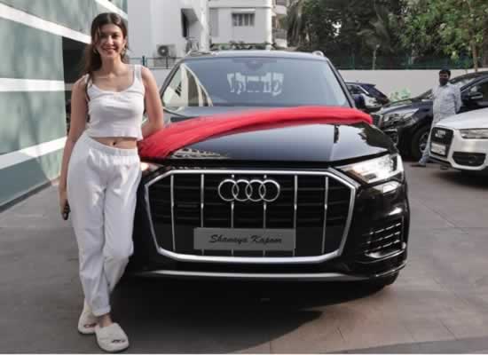 Shanaya Kapoor becomes a proud owner of swanky Audi Q7 ahead of her Bollywood debut! Shanaya Kapoor becomes a proud owner of swanky Audi Q7 ahead of her Bollywood debut!