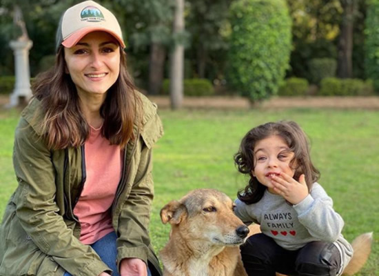 Inaaya Naumi Kemmu enjoys her play date with mom Soha Ali Khan at a park!