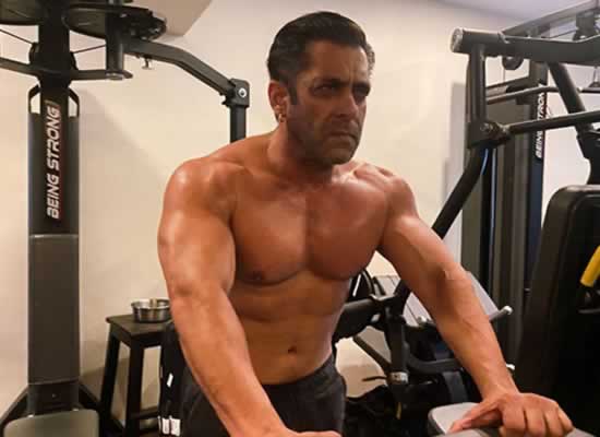 Salman Khan to share shirtless loveable photo flaunting his packs!