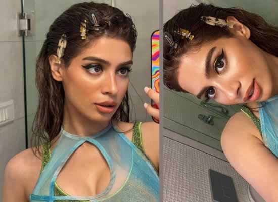 Khushi Kapoor's glamourous avatar in her latest selfies!